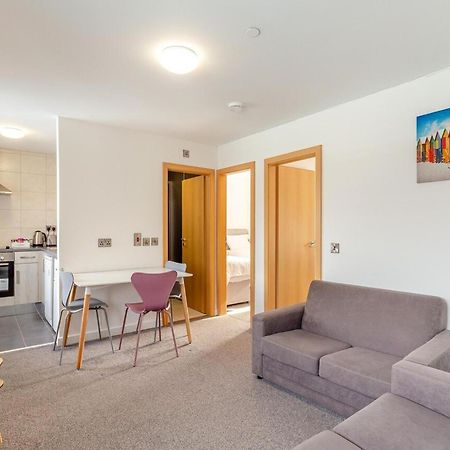 Beautiful 2-Bed Apartment In אילפרקומב מראה חיצוני תמונה