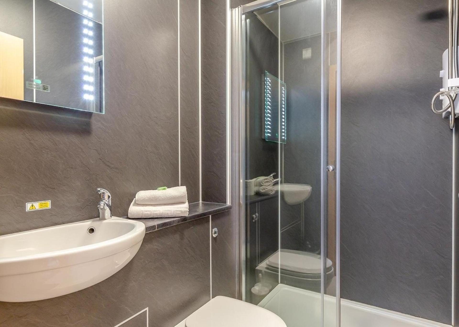 Beautiful 2-Bed Apartment In אילפרקומב מראה חיצוני תמונה